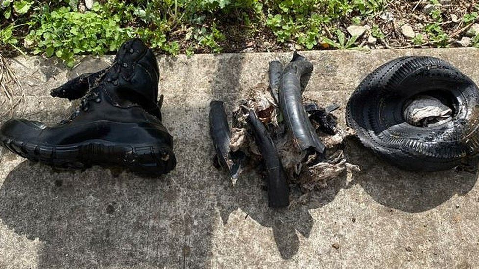 Stiefel und andere Gegenstände im Abwasserkanal gefunden
