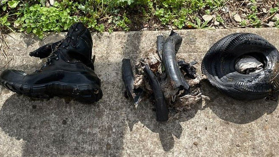 Botas y otros objetos encontrados en el alcantarillado