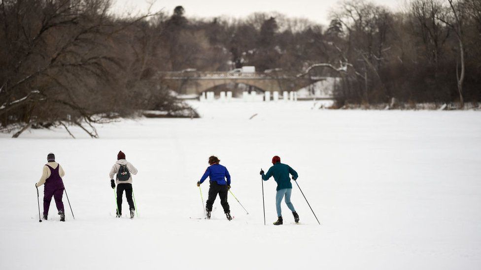 Esquiadores em um lago congelado em Minneapolis