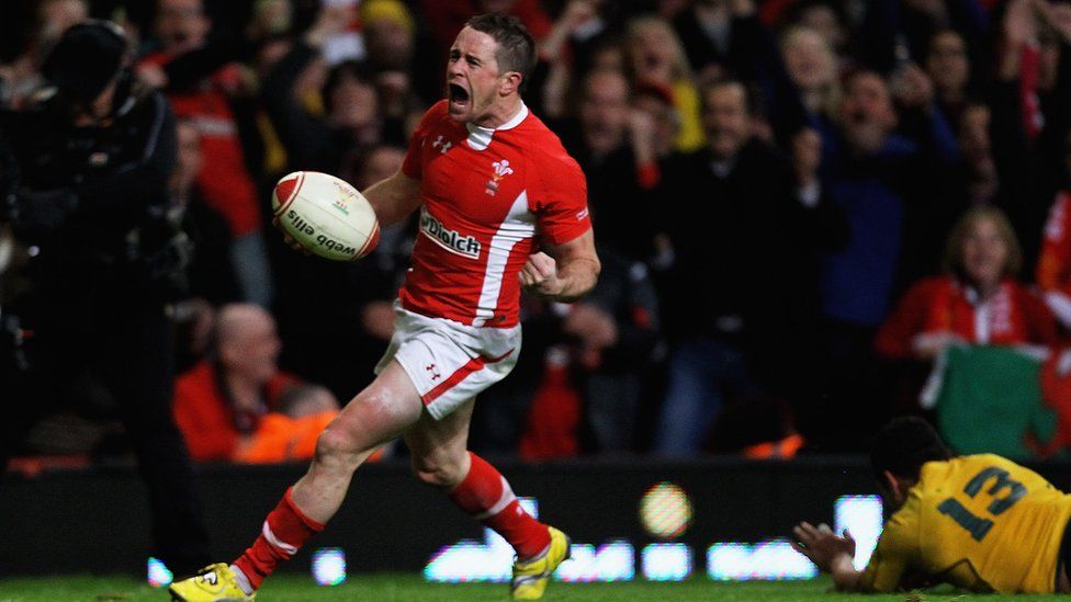 Shane Williams scoring a try for Wales against Australia