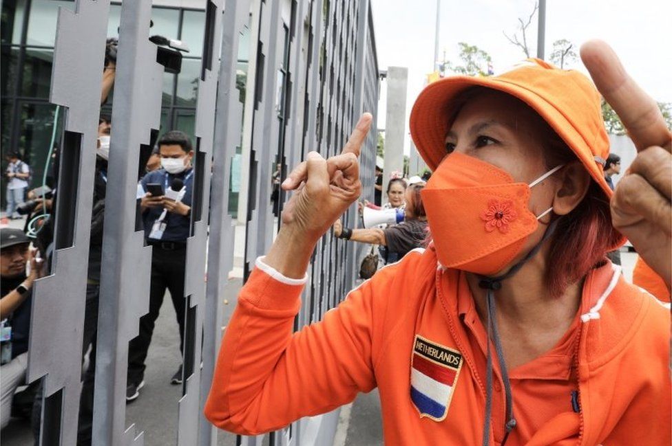 Сторонник лидера партии «Движение вперед» и кандидата в премьер-министры Пита Лимджароенрат реагирует на то, что Конституционный суд отстранил его от должности депутата в связи с нарушением правил выборов, возле парламента в Бангкоке, Таиланд, 19 июля 2023 г.