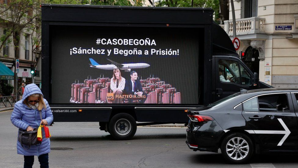 A vehicle chartered by right-wing association "Hazte Oir" displaying a text reading "Sanchez and Begona in jail!"