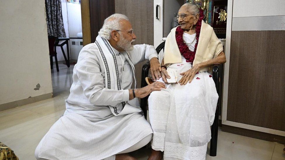 Премьер-министра Моди видели со своей матерью в июне