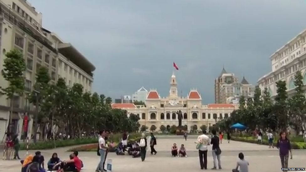 Vietnam: No pets or picnics on new pedestrian street - BBC News