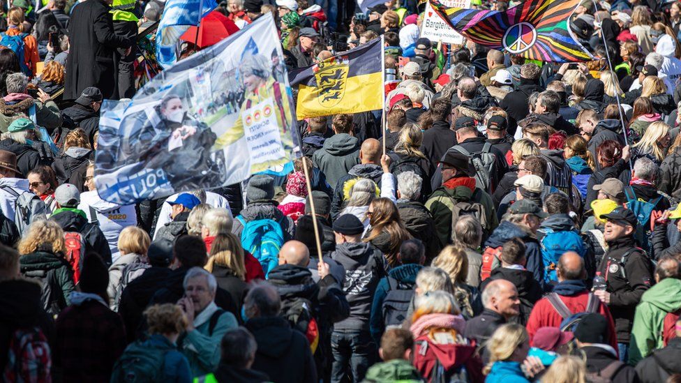 Протестующие маршируют в Штутгарте, оплоте движения Querdenken.