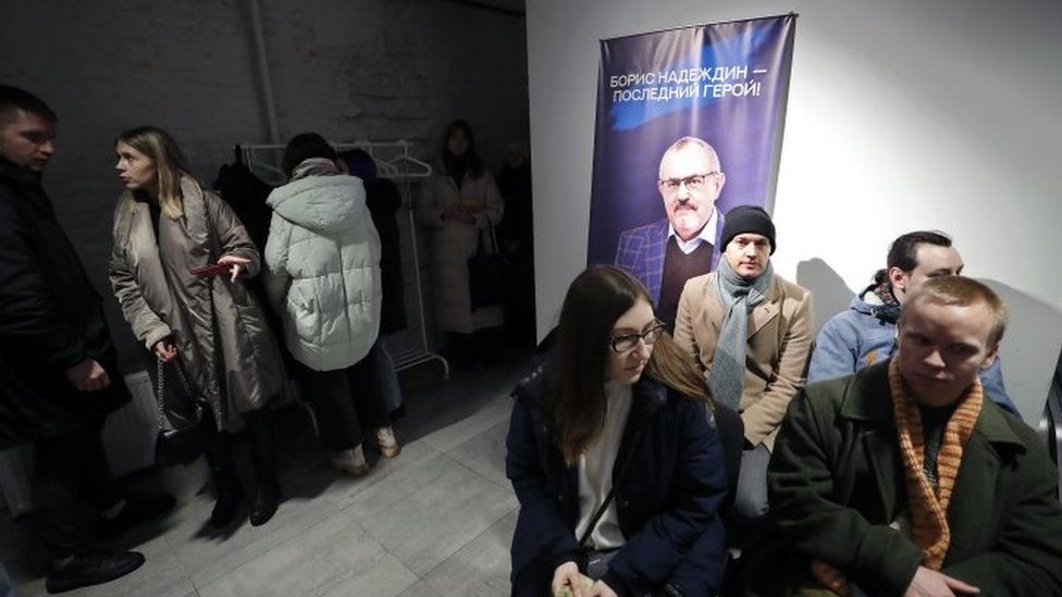 Queue for signatures at Boris Nadezhdin's St Petersburg HQ