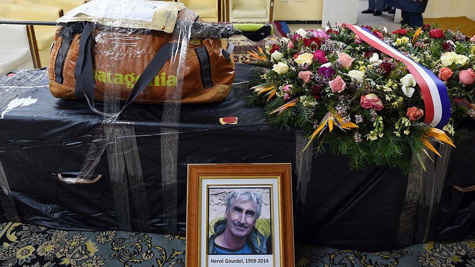 Рюкзак и трость Эрве Гурделя, 55-летнего французского горного гида, который был похищен и обезглавлен джихадистами в Алжире в сентябре прошлого года