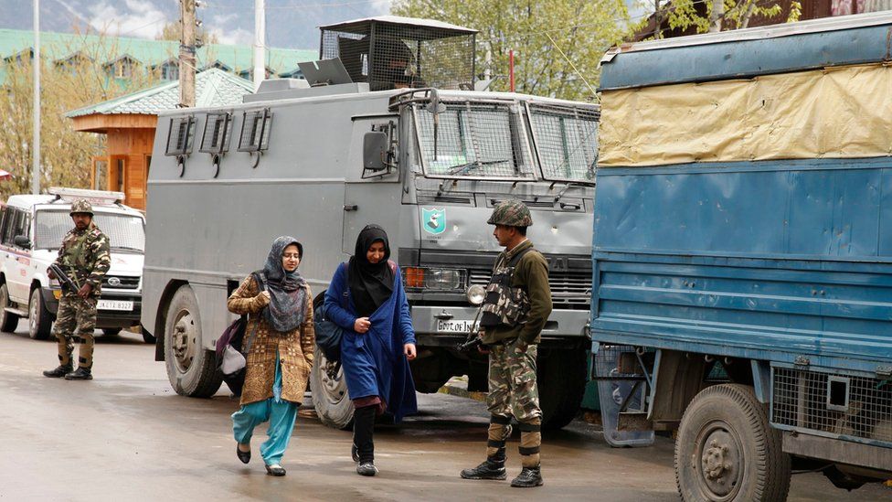 Students walk past an Indian paramilitary soldiers of Central Reserve Police Force (CRPF) at the National Institute of Technology (NIT) in Srinagar, summer capital of Indian administered Kashmir, 06 April 2016