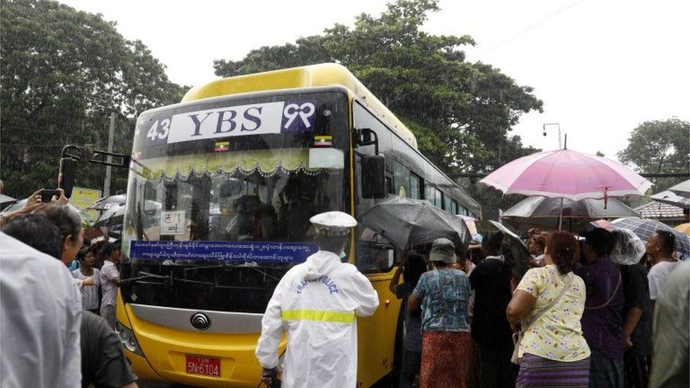 Люди собираются вокруг автобуса с заключенными, которых выпускают из тюрьмы Инсейн в Янгоне, Мьянма, 17 ноября 2022 г.
