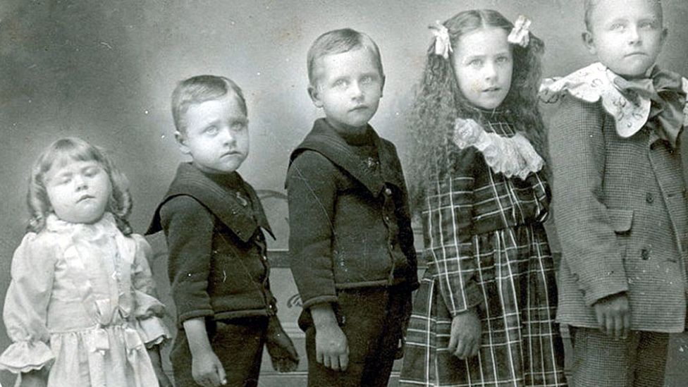 Sisters Effie (left) and Mabel Ager posing for a portrait in February 1913.  By September both girls were dead. They died on September 27 (Effie) and 28  (Mabel). : r/lastimages