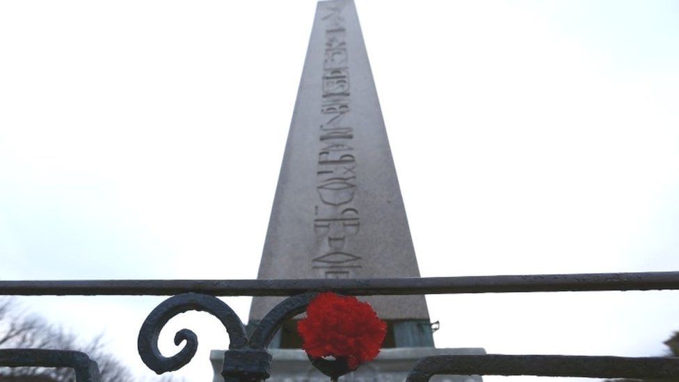 A carnation is placed in front of the Obelisk of Theodosius where Tuesday's suicide bomb attack took place at Sultanahmet square in Istanbul (13 January 2016)