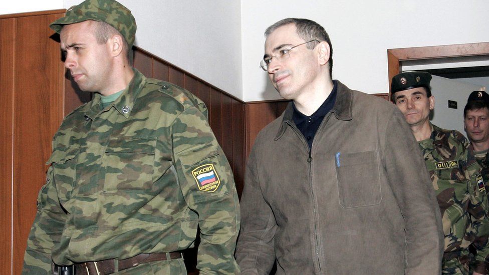 Mikhail Khodorkovsky arrives at Moscow court for appeal in 2005