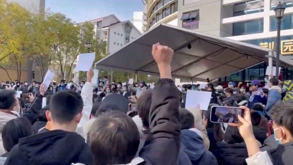 นักศึกษามีส่วนร่วมในการประท้วงต่อต้านการจำกัดการแพร่ระบาดของโควิด-19 ที่มหาวิทยาลัยซิงหัวในกรุงปักกิ่ง ประเทศจีน ที่เห็นในภาพนิ่งนี้ถ่ายจากวิดีโอที่เผยแพร่เมื่อวันที่ 27 พฤศจิกายน 2565 และเผยแพร่โดย REUTERS