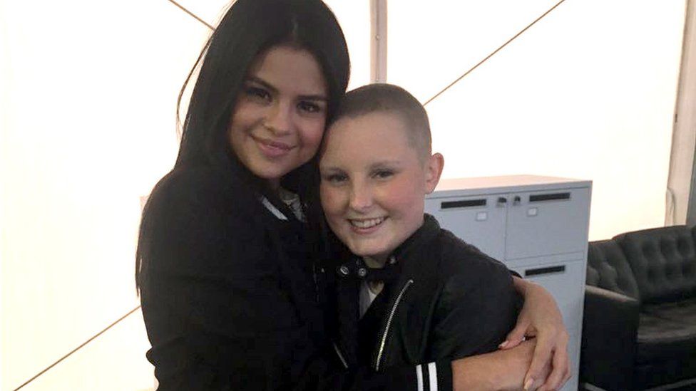 Rosie Abbott with Selena Gomez at Children in Need in 2015