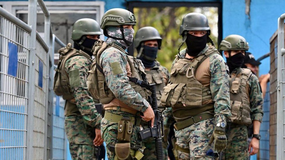Военные охраняют тюрьму Гуаяс 1 через день после драки между соперничающими бандами, в результате которой шестеро заключенных погибли в Гуаякиле, Эквадор, 24 июля 2023 года.