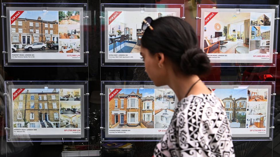 Женщина присматривает недвижимость у агента по недвижимости в Лондоне