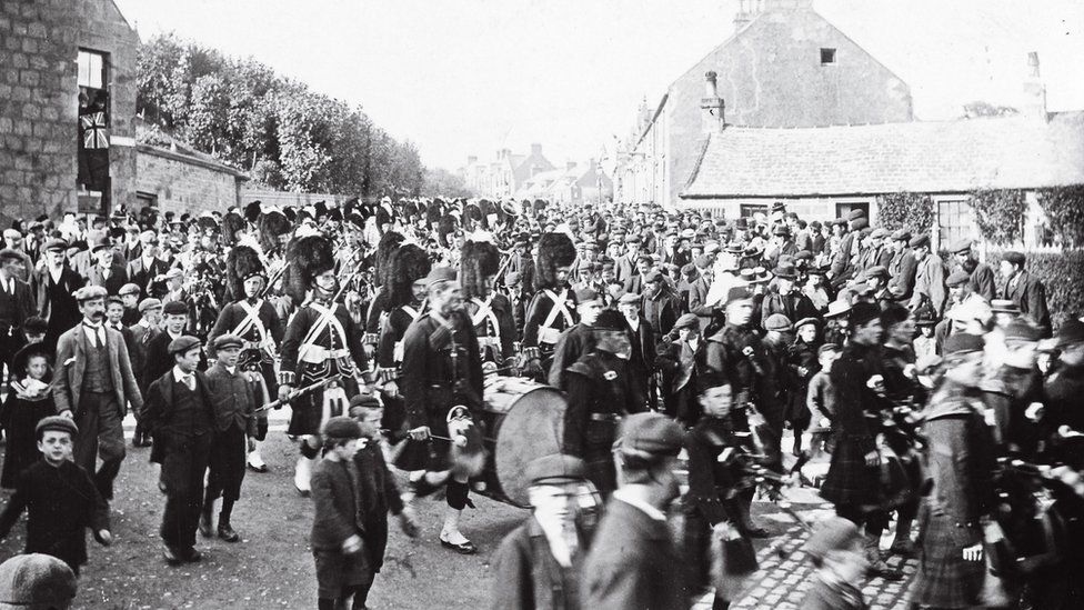 Rare photos show life in Maryhill Barracks during WW1 - BBC News