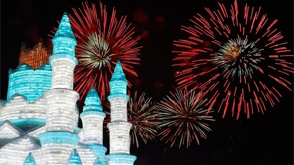 Visitantes assistem a fogos de artifÃ­cio explodindo sobre esculturas de gelo no Ice and Snow World durante a cerimÃ´nia de abertura do Festival Internacional de Escultura de Gelo e Neve de Harbin, em Harbin, provÃ­ncia de Heilongjiang, China, em 5 de janeiro de 2019