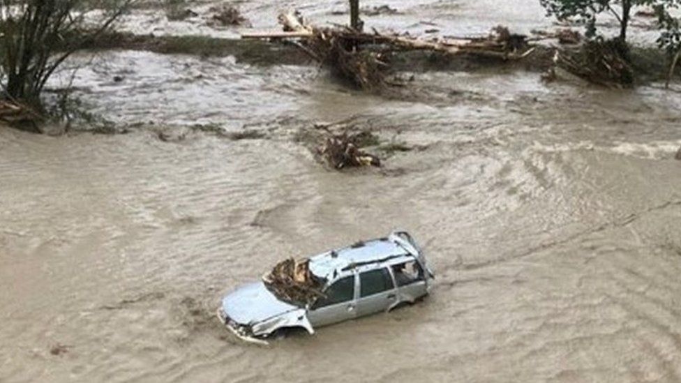 Затопленный автомобиль после проливных дождей в Каринтии, Австрия