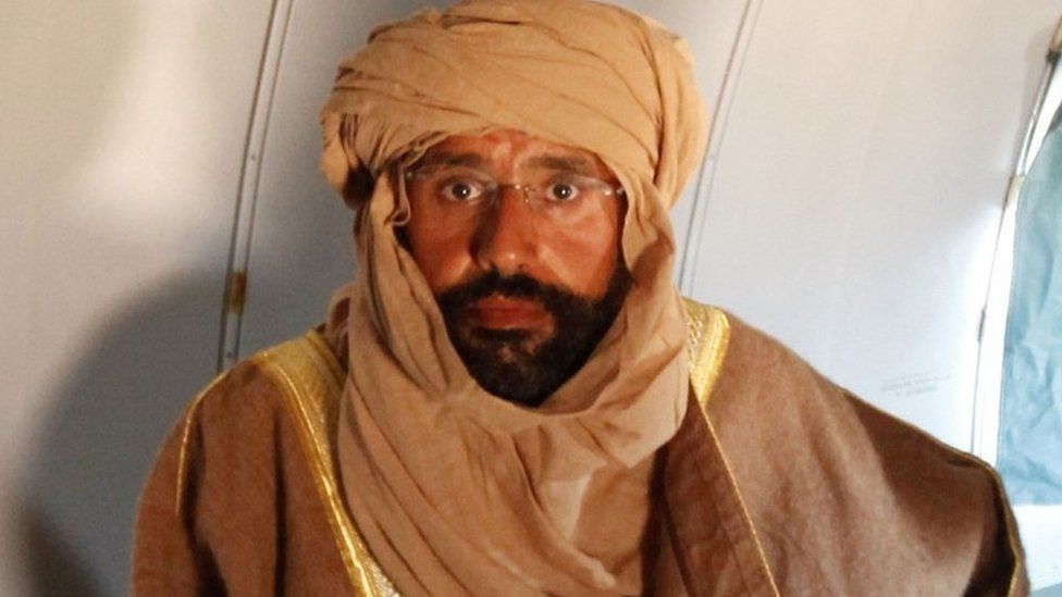 Саиф аль-Ислам Каддафи сидит в самолете в Зинтане 19 ноября 2011 г.