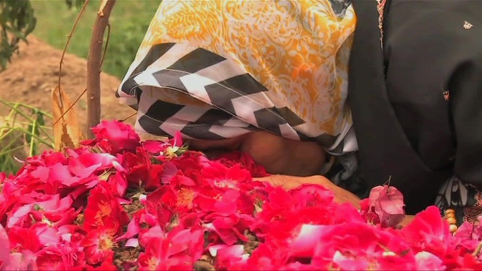 Kaneez Bibi at her son's grave