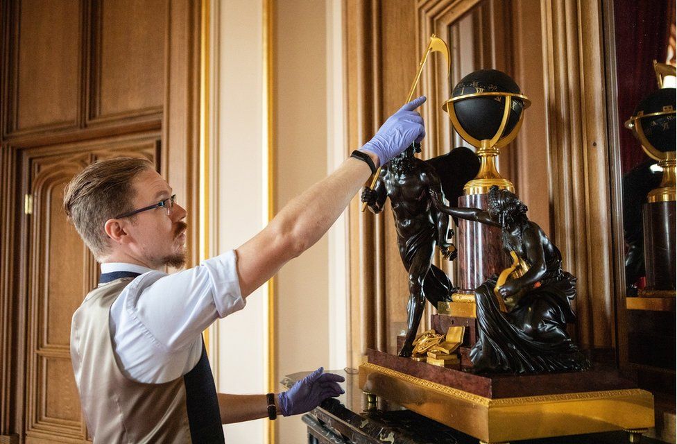 Windsor Castle: Changing hundreds of royal clocks - BBC News