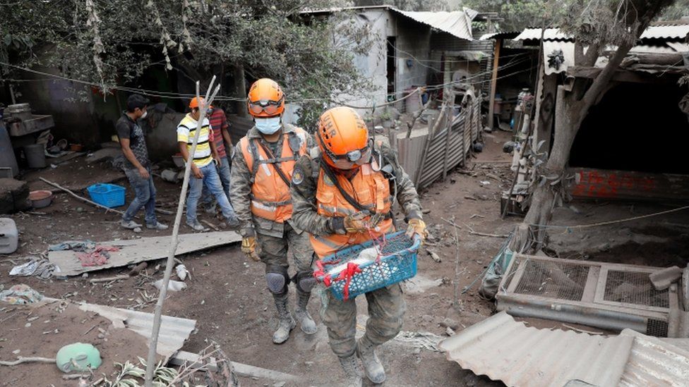 Rescue workers in San Miguel Los Lotes, 6 June 2018