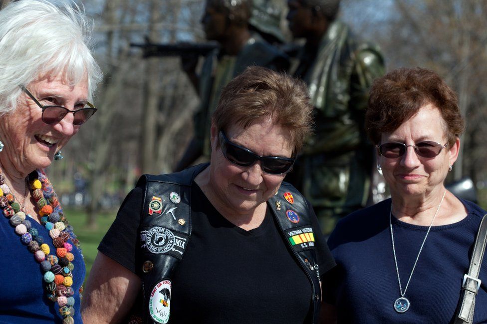Ветераны Вьетнама подполковник Рут Дьютон, штаб-сержант Клэр Бризбуа Старнс и полковник Жанна Гурли у Мемориала войны во Вьетнаме на Национальной аллее в Вашингтоне