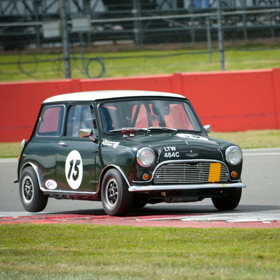 In pictures: Classic cars at Silverstone - BBC News