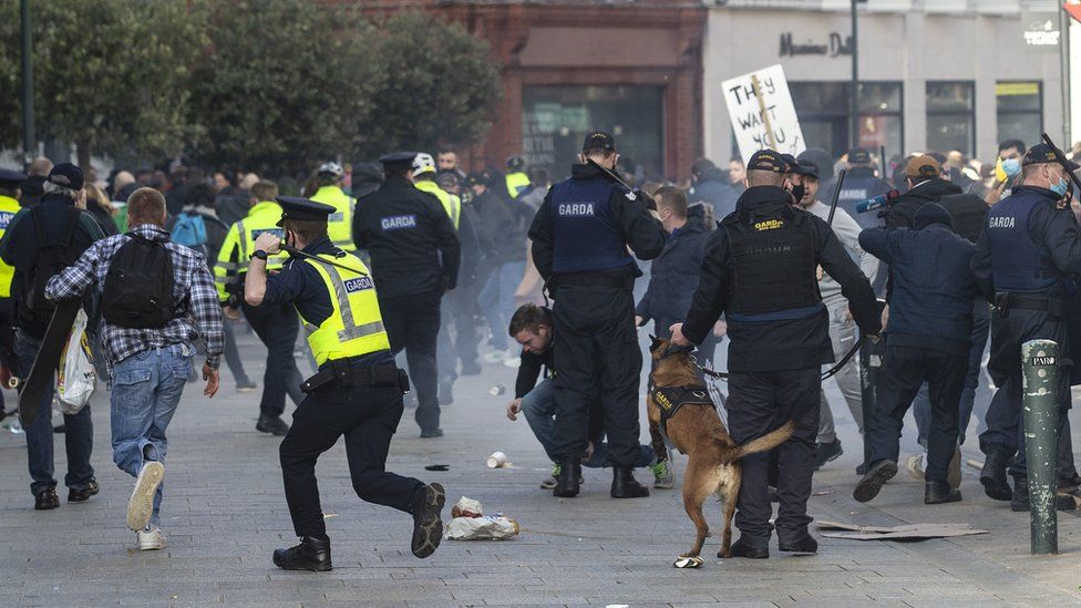 Гарда и протестующие против изоляции в центре Дублина