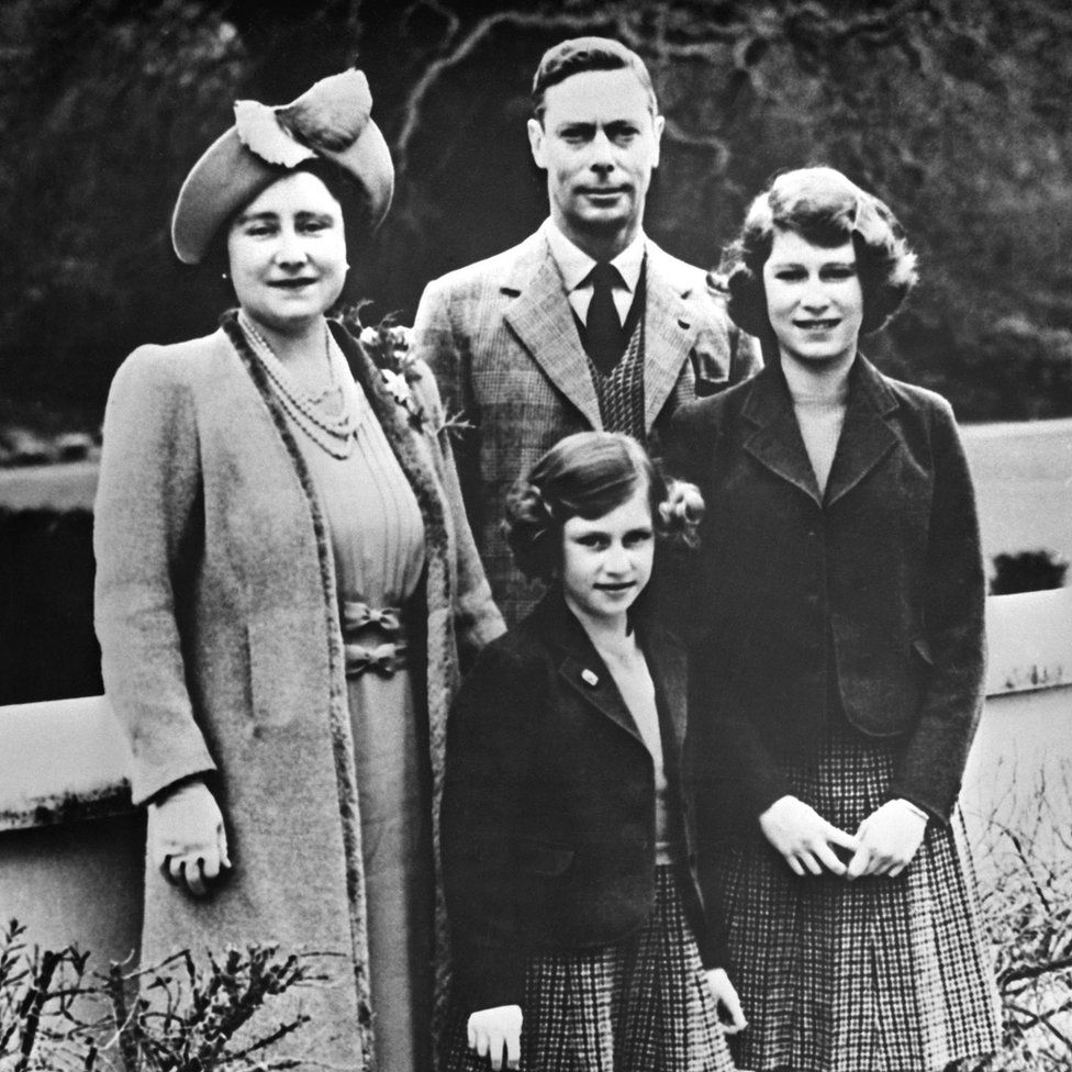 Король Георг VI, его жена королева Елизавета и две их дочери, принцесса Елизавета (справа) и принцесса Маргарет