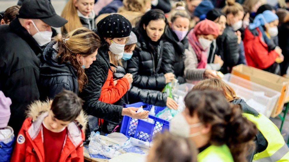 Беженцы получают помощь в Берлине, Германия