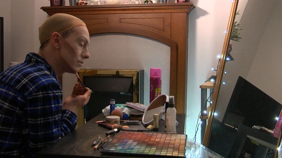 Drag queen using make up