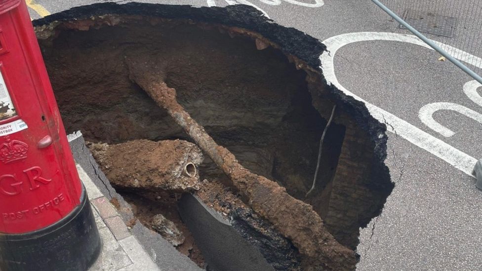 Sinkhole closes road and causes diversions in Seaton - BBC News