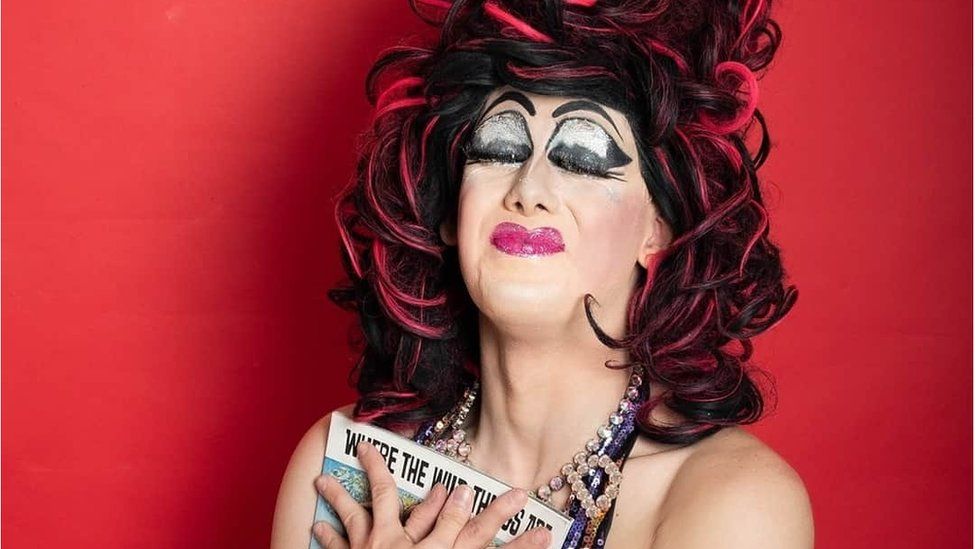 Drag queen act for kids goes on despite hate mail - BBC News