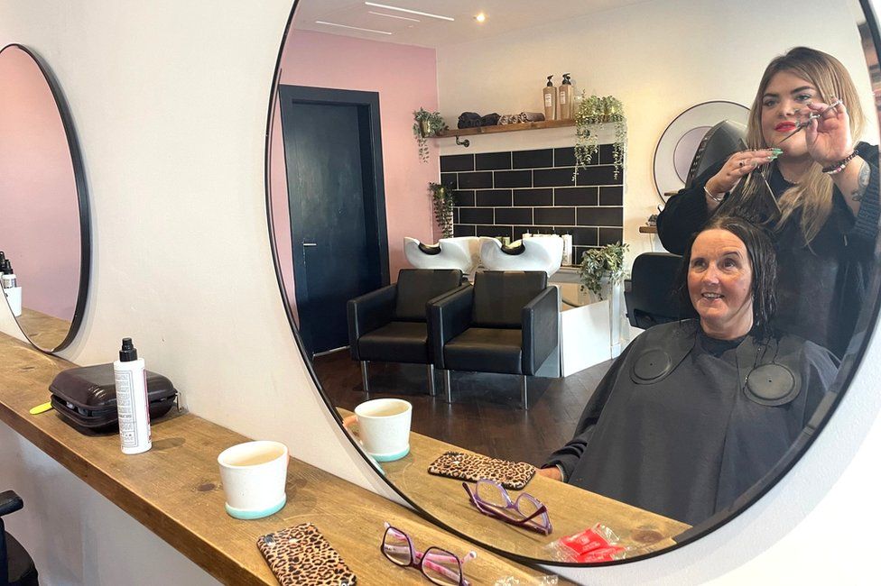 Lyndsey Ballantyne cutting Diane Thomson's hair