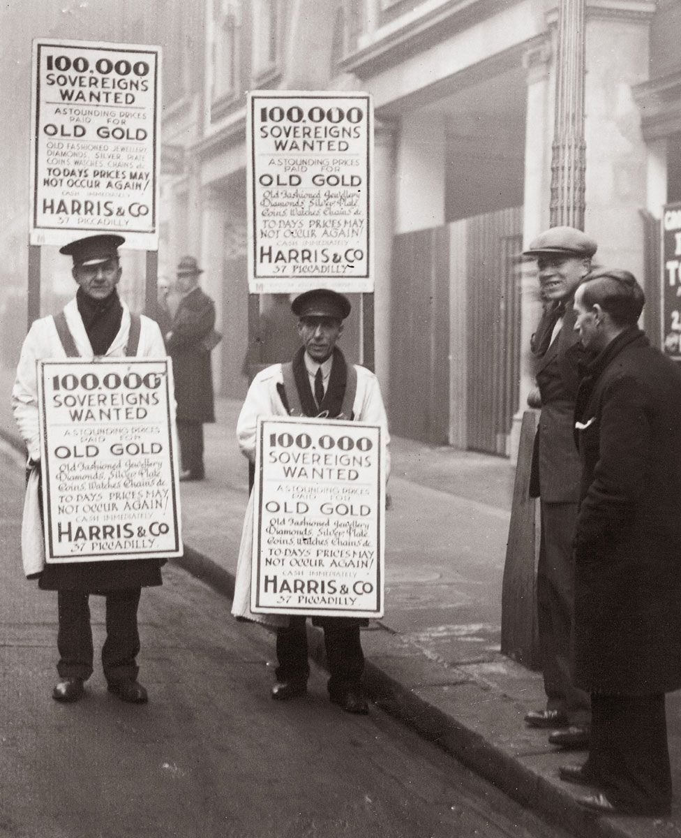 Due to the high exchange price the gold rush in London is continuing. Sandwich men in the streets of London. Photography, 1932