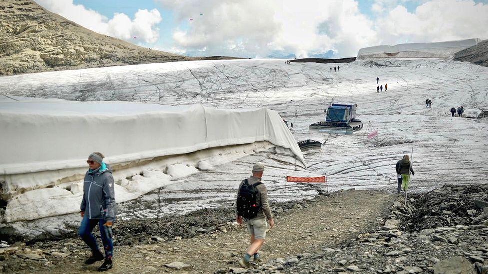La Glacier 3000, o destinație turistică populară, gheața a fost învelită în acoperiri de protecție