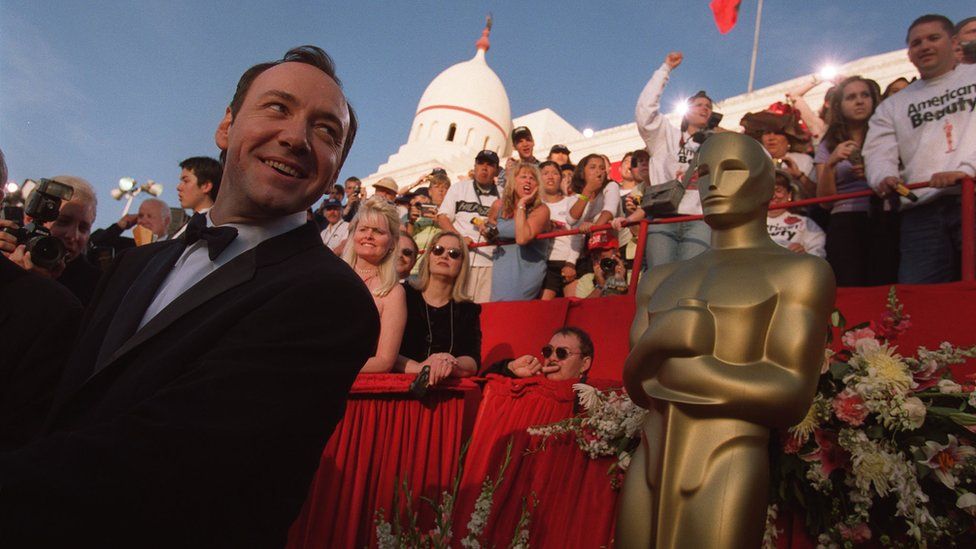 Kevin Spacey attending the 2000 Oscars ceremony