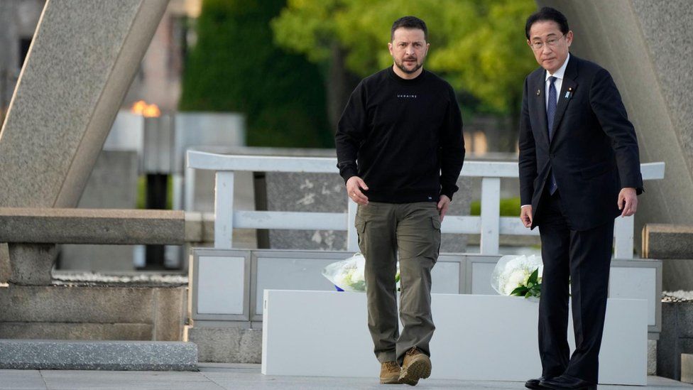 Volodymyr Zelensky and Fumio Kishida at the Hiroshima Peace Memorial Park