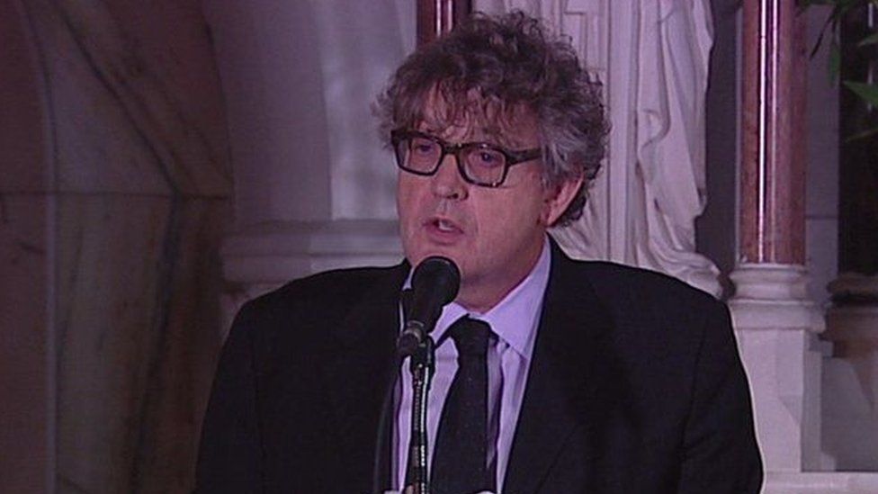 Paul Muldoon speaking at Seamus Heaney's funeral in 2013