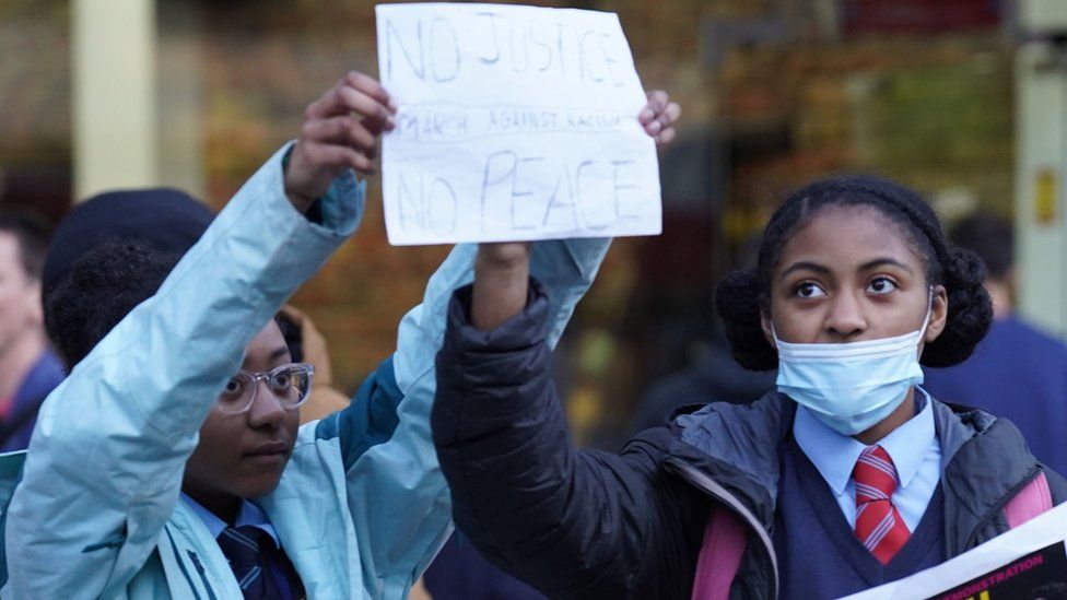 Дети на акции протеста в поддержку Child Q в Лондоне, март 2022 г.