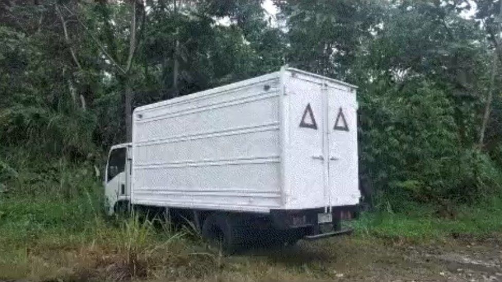 На фотографии, опубликованной эквадорской полицией, виден грузовик, предположительно использовавшийся для кражи 2,8 т наркотиков || |