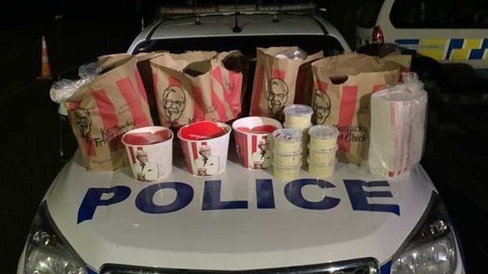 New Zealand Covid: Men caught smuggling KFC into lockdown-hit Auckland - BBC News