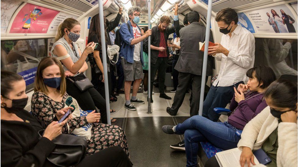 Люди в лондонском метро
