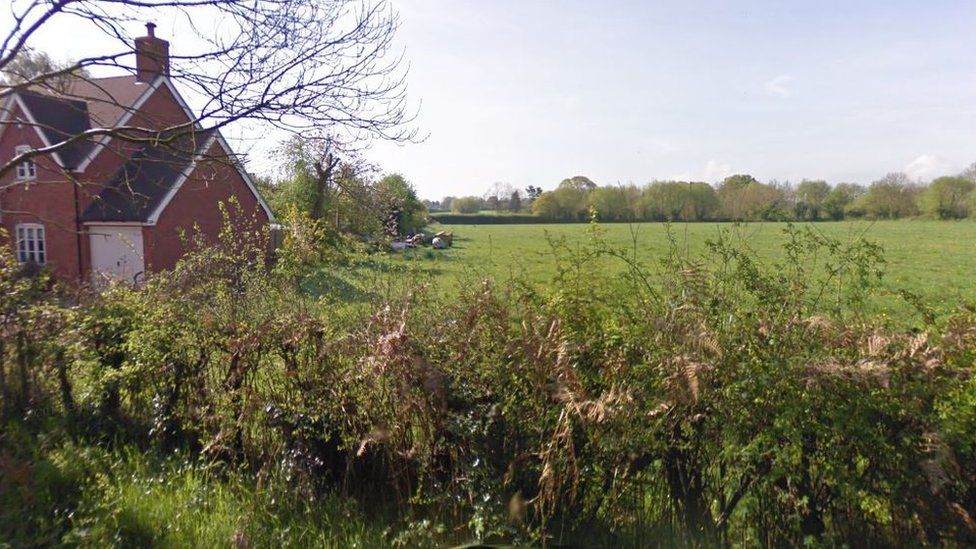 Sinton Green: Plan to turn barns into five new homes - BBC News