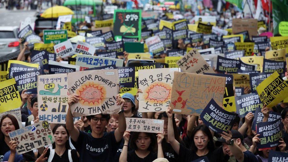 Южнокорейские активисты маршируют против планов Японии по сбросу ядерных сточных вод