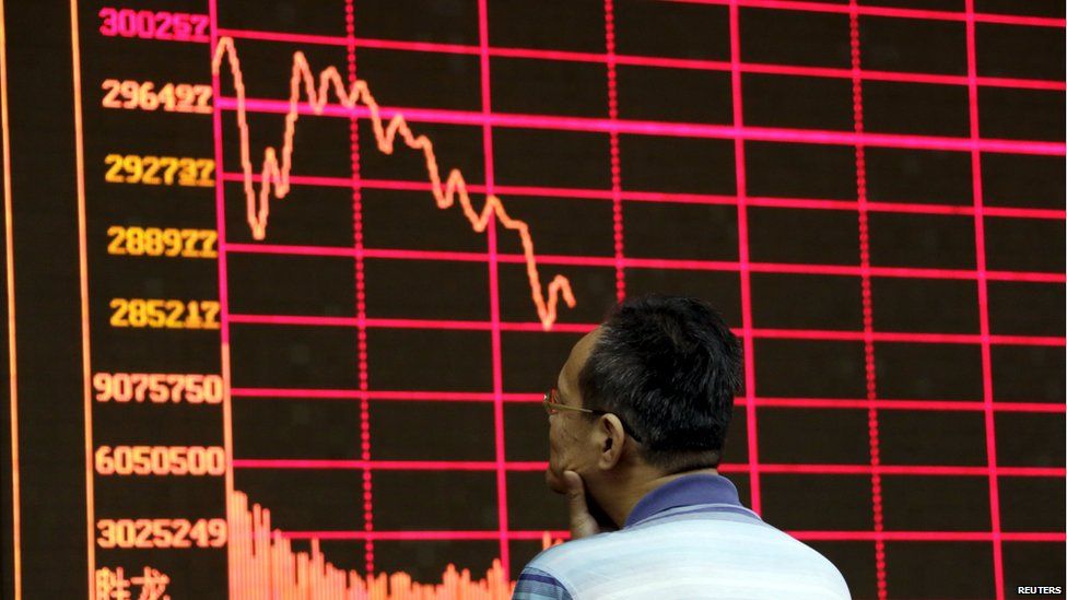 An investor looks at an electronic board showing stock information of Shanghai Stock Exchange Composite Index at a brokerage house in Beijing, August 26, 2015