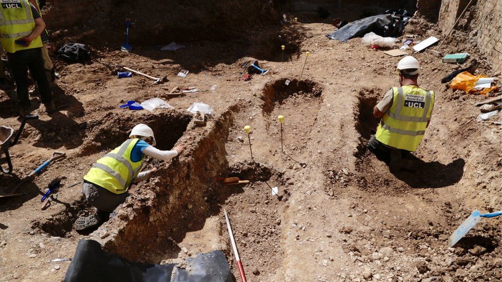 Brighton Corn Exchange dig finds 200-year-old burial site - BBC News