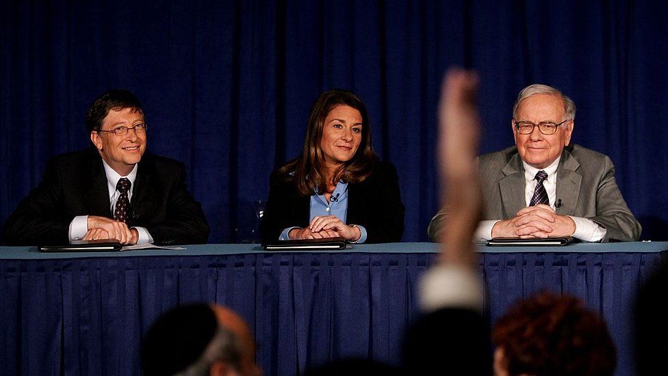 Уоррен Баффет (справа) присутствует на пресс-конференции с Биллом и Мелиндой Гейтс 26 июня 2006 г.